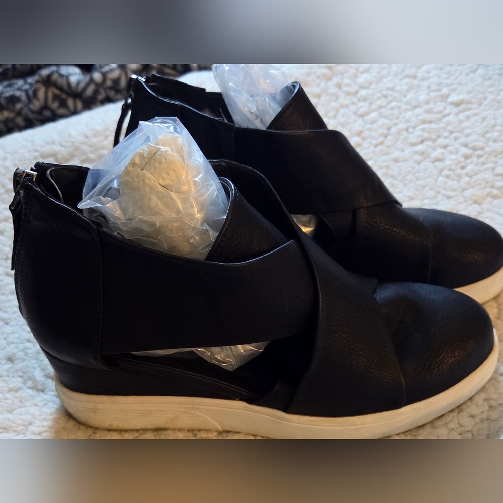 Journee Collection Black Hidden‎ Wedge Sneakers Size 9 Zip Cross Strap Shoes